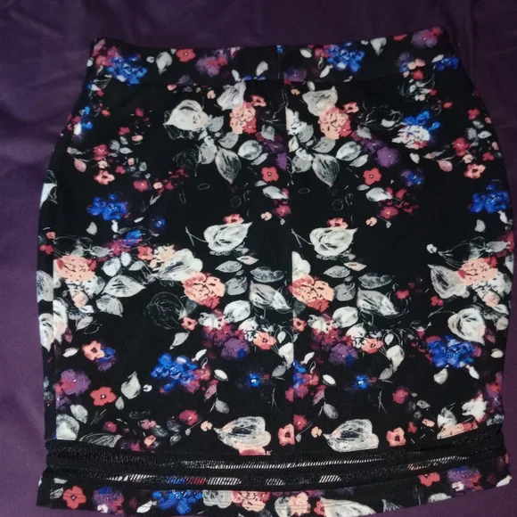 Torrid floral pencil skirt - Picture 2 of 3